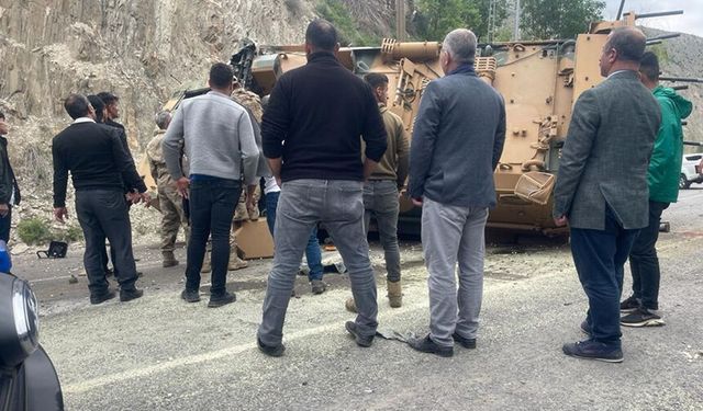 Hakkari'de korkutan kaza: Askeri araç devrildi, 3 asker yaralandı