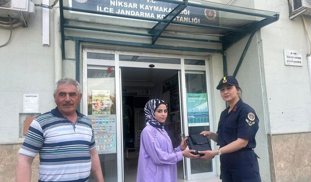 Çorum'dan Erzurum'a giden kadının çantası Niksar'da bulundu