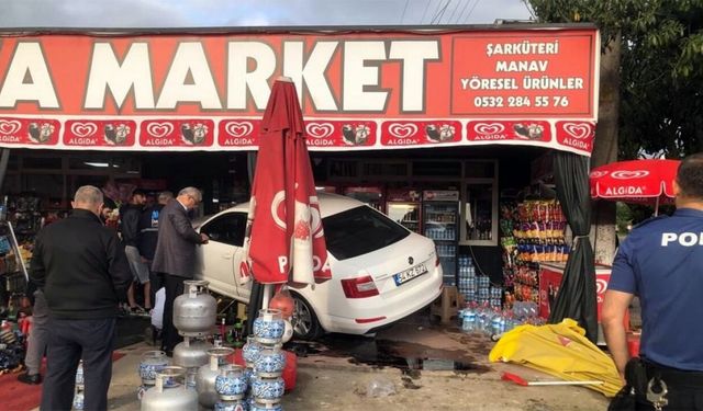Sakarya'da kontrolden çıkan otomobil markete daldı