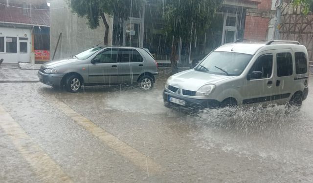 Sağanak yağış sürücü ve yayalara zor anlar yaşattı