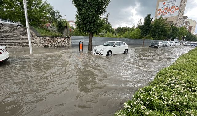 Çorum'da hava durumu tersine dönüyor! Meteoroloji saat verip uyardı: Kuvvetli sağanak yağış bekleniyor