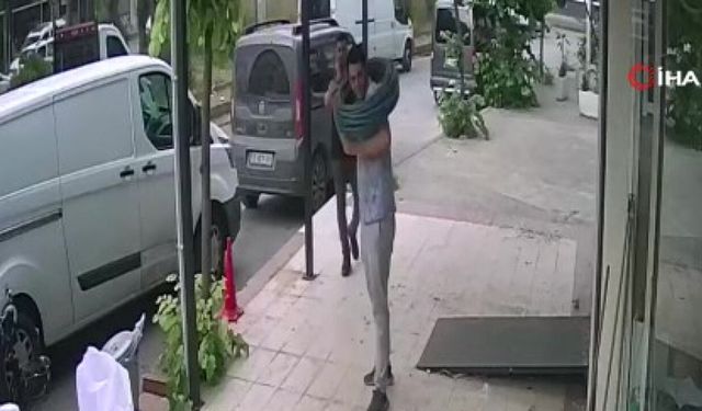 İzmir'de şaka gibi olay: Yolda yürürken boynuna bakın ne düştü