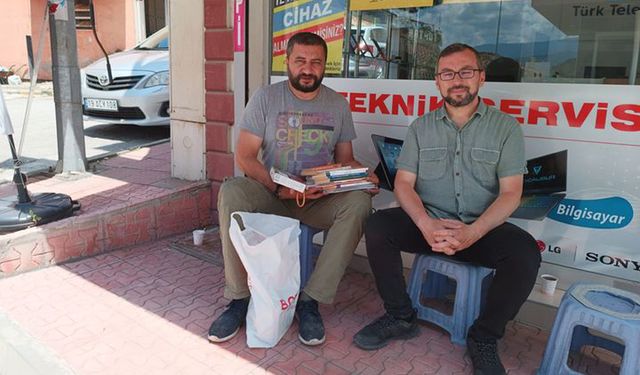 Köy kütüphanesine ilk kitap bağışı Ali Turgay Karayel’den 