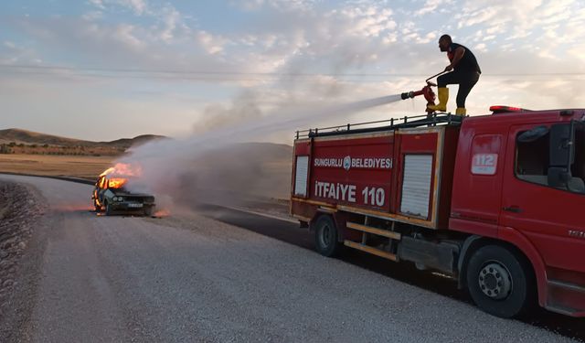 Seyir halinde alev alan araç küle döndü