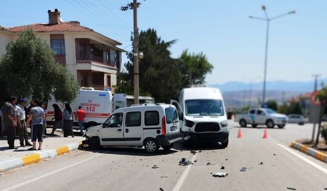 Dodurga'da korkutan kaza: Minibüsle hafif ticari araç çarpıştı, 1 yaralı