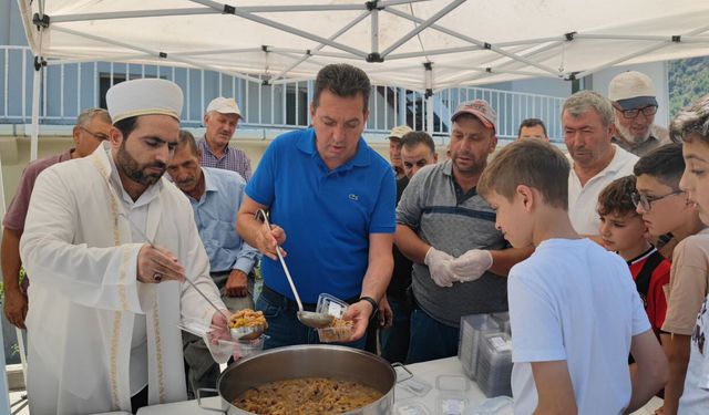 Oğuzlar Belediyesi aşure dağıttı