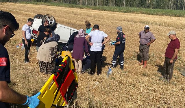 Sungurlu'da takla atan otomobil tarlaya devrildi: 4 yaralı