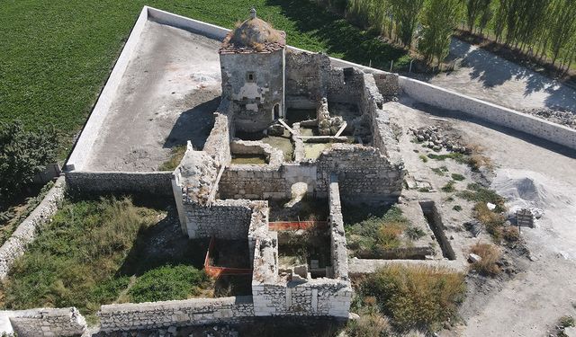 Yüzlerce yıllık tarihi Hüseyin Gazi Türbesi eski görkemine kavuşuyor