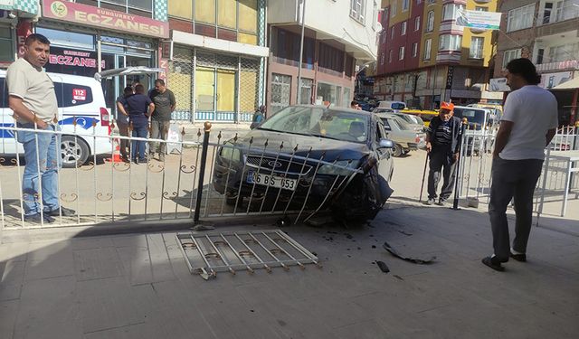 Kontrolden çıkan otomobil cami avlusuna daldı