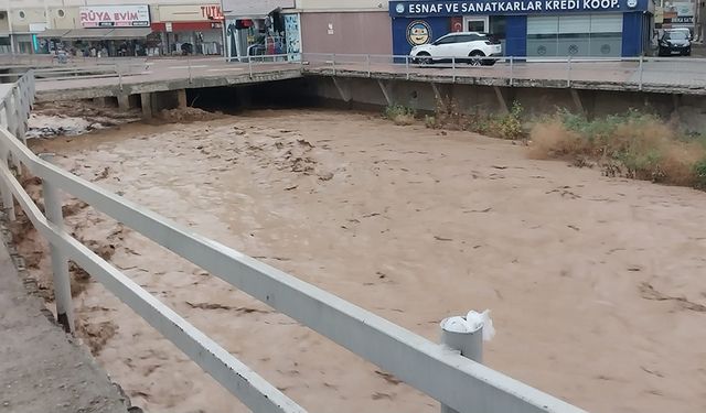 Çorum'un o ilçesinde sel felaketi: Selin geliş anı görüntülendi