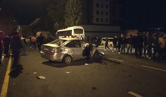 Kontrolden çıkan otomobil park halindeki otobüse çarptı: 1 yaralı