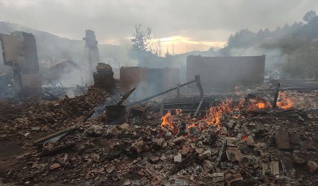 Çorum'da köy yangını: 3 ev ile 6 samanlık yandı
