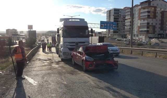 Kırıkkale-Çorum yolunda zincirleme kaza: Otomobil hurdaya döndü, 2 kişi yaralandı