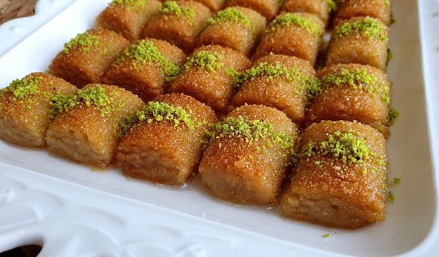 Baklava bile bu tatlıyı kıskanacak! Ağızda dağılan Kesme İrmik tatlısının muhteşem tarifi