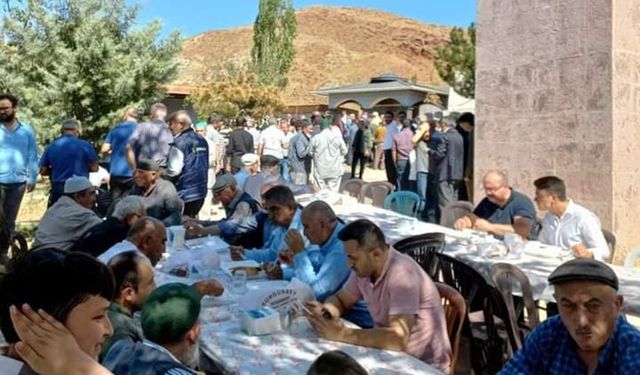 Muhsin Dere, babası Necip Dere için Mevlid-i şerif okuttu