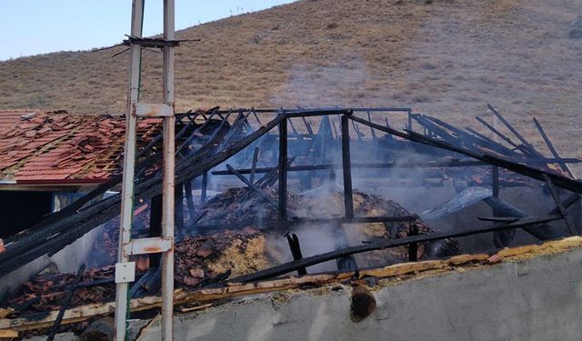 Çorum’da samanlık yangını büyük zarara neden oldu: 20 ton saman kül oldu!