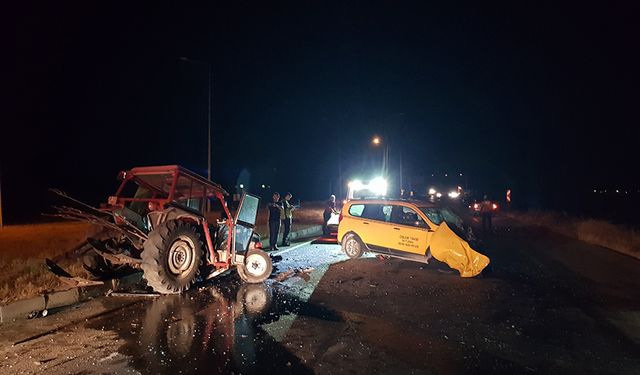 Çorum'da korkunç kaza: Ters şeritte giden traktör taksiye çarptı!