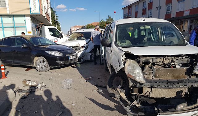 Ara sokaktan çıkan araç zincirleme kazaya neden oldu: 2’si çocuk 4 yaralı