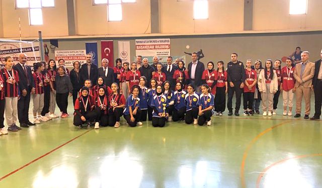 Liselerarası Voleybol Turnuvasında ödüller sahiplerini buldu