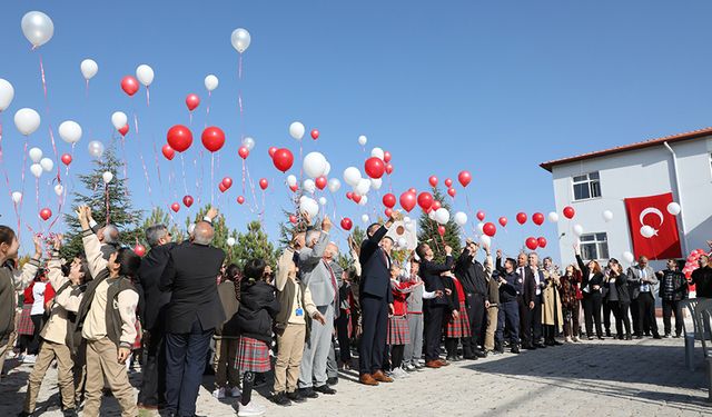 Helyum balonlara dileklerini yazıp gökyüzüne bıraktılar