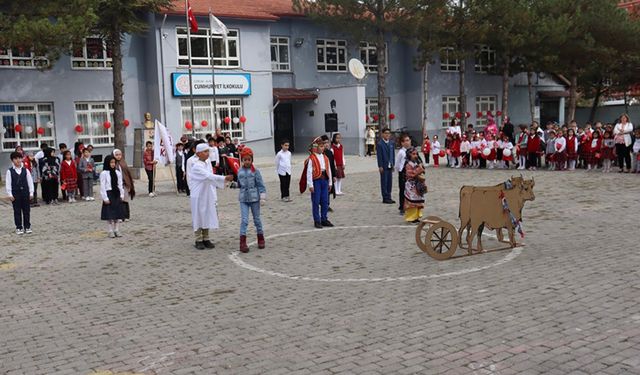 Cumhuriyetin 100. yılı Cumhuriyet İlkokulu'nda adına yakışır bir şekilde kutlandı