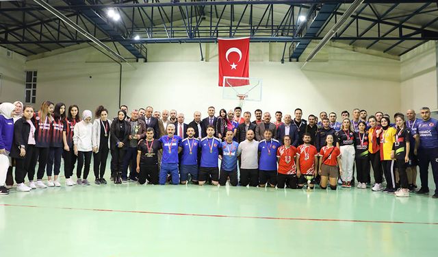 Voleybolda Alaca İlçe Milli Eğitim Müdürlüğü takımı Şampiyon oldu