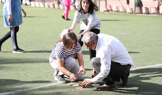 Geleneksel çocuk oyunlarının tadını çıkarttılar