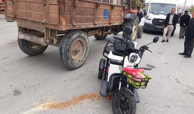 Osmancık'ta korkutan kaza! Traktör ile elektrikli motosiklet çarpıştı