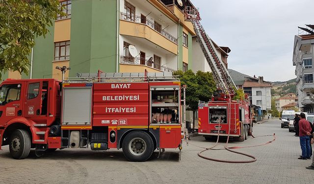 Çorum'da yangın panik yarattı: Apartmanın çatısı alevlere teslim oldu