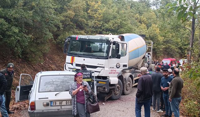 Çorum'da feci kaza! Otomobil, beton mikseri ile çarpıştı: 3 yaralı!