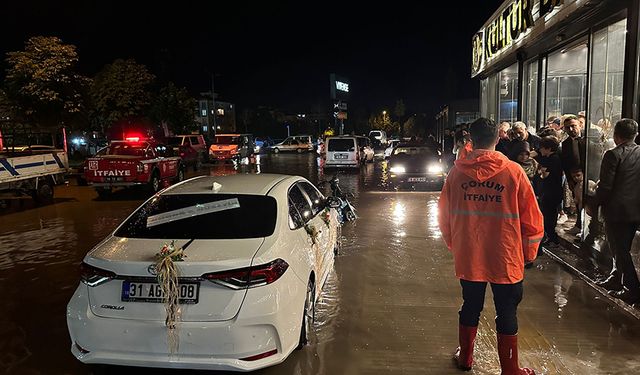 Çorum’da yağmur suları sel getirdi, Belediye ekipleri seferber oldu