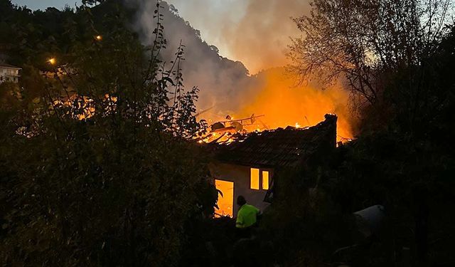 Çorum'da yangın paniği: Elektrik kontağından çıkan yangında ev tamamen yandı