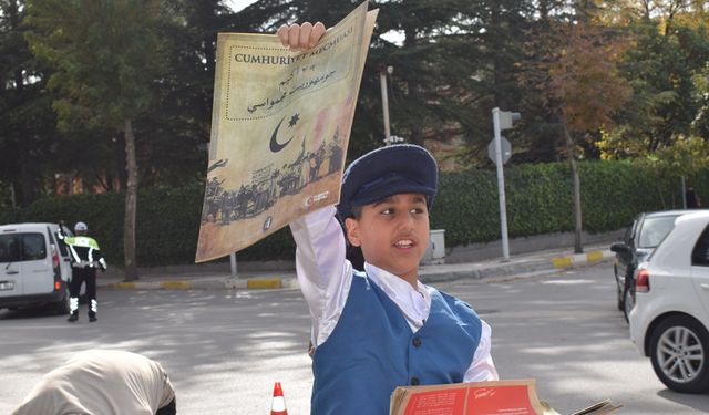 "Yazıyor, yazıyor!" diyen öğrenciler, Cumhuriyet'in ilanını temsili gazeteyle duyurdular!