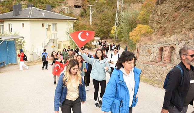 Bayraklarla dolu doğa yürüyüşü: Hitit Üniversitesi öğrencileri Cumhuriyet için yürüdü