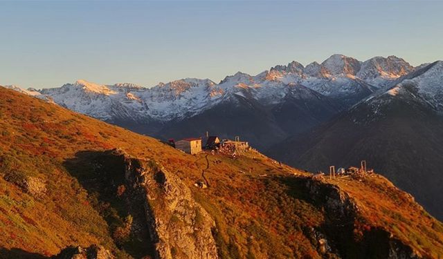 Kaçkar Dağları'nda iki mevsim bir arada: Zirvede kar, eteklerde renk cümbüşü