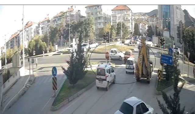 Çorum'da korkutan kaza: Trafik kazası saniye saniye güvenlik kamerasına yansıdı