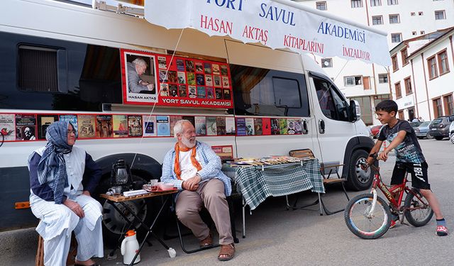 Eşekli kütüphaneden ilham alan Çorumlu çift, karavanlarıyla bilgiyi köylere taşıyor