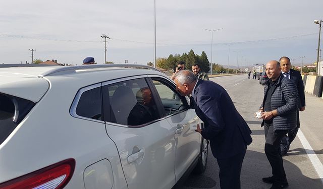 Çorum'da sürücüleri şaşırtan uygulama! Trafikteki sürücülere leblebi ikramı