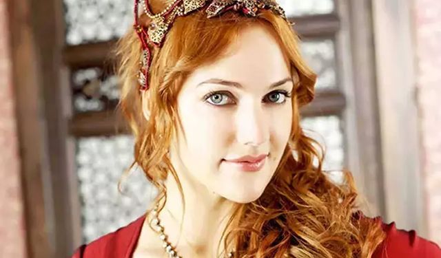 Meryem Uzerli'nin Film Festivali'ndeki tarzı olay yarattı: Başörtüsü ve dekolte bir arada!