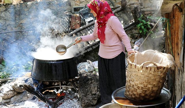 Çorum'un bu köyünde pekmez kazanları kaynamaya başladı