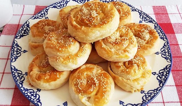 Bu tarifle patatesli böreği herkes soracak! Misafirlerinizi büyüleyecek Patatesli Börek tarifi