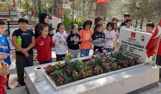 Vatan sevgisi dersi: Minik öğrenciler şehit ailelerini ziyaret etti, şehitlikte dua etti