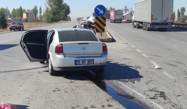 Çorum'da can pazarı! Otomobil ile traktör çarpıştı: 1'ağır 5 yaralı