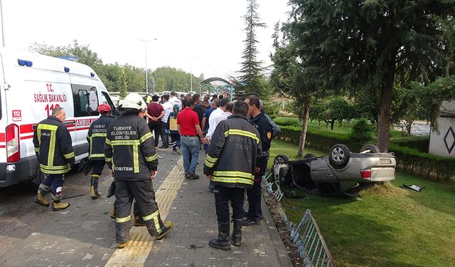 Tokat'ta Dehşet Anları: Park halindeki araca çarpan otomobil cami bahçesine uçtu: 11 yaralı