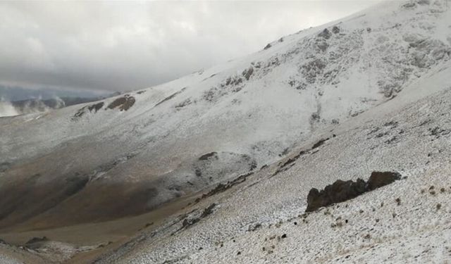 Van'ın bu ilçesi kar yağışıyla beyaza büründü