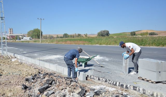 Çorum yolunda kaldırım çalışmaları yapılıyor