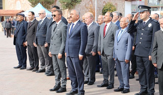 Alaca’da Cumhuriyetimizin 100’üncü yılında Atatürk Anıtı’na çelenk