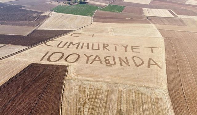 Yozgatlı çiftçi tarlasına "Cumhuriyet 100 yaşında" yazdı