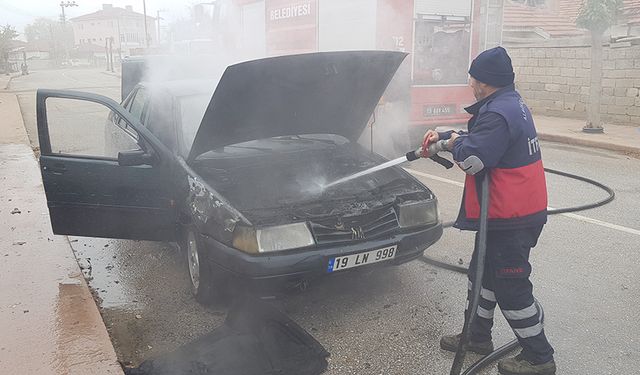 Çorum'da park halindeki otomobil alev alev yandı!