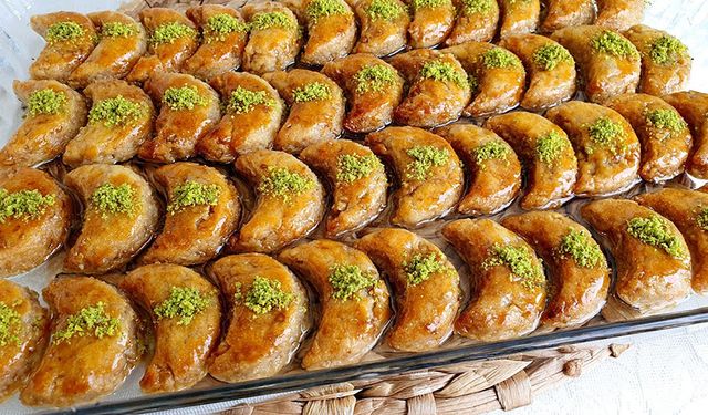 Misafirlerinizi büyüleyin: Baklava tadında kıyır kıyır Ay Tatlısı tarifi